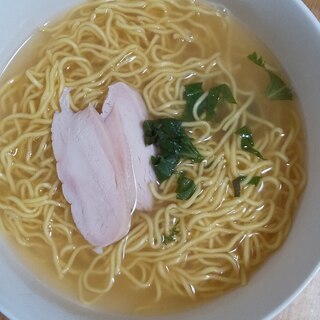 大葉とサラダチキンの塩ラーメン